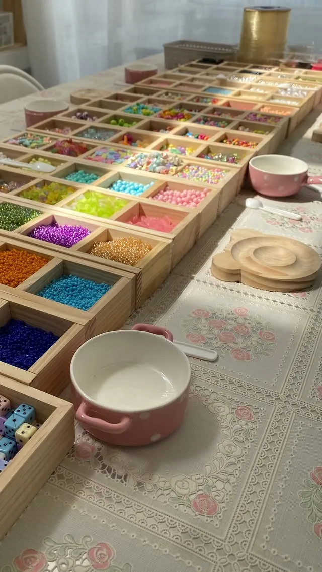 Khay hạt charm trên bàn workshop